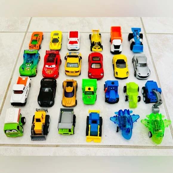 25 Hot Wheels / Matchbox / Assorted characters cars and vehicles - Picture 2 of 8